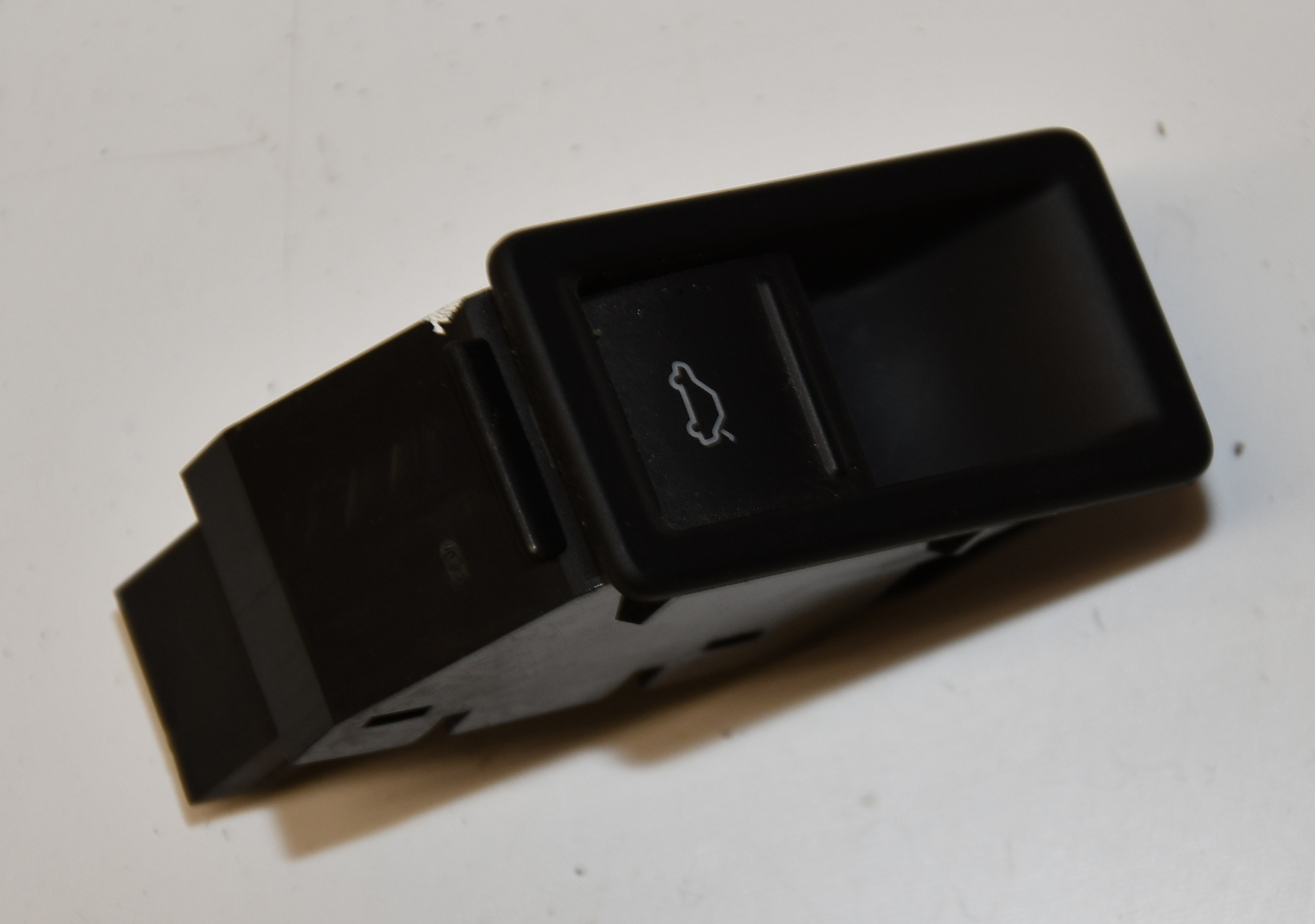 Drucktaster Heckklappen- Betätigung  5C6959551A REH Jetta Original VW 