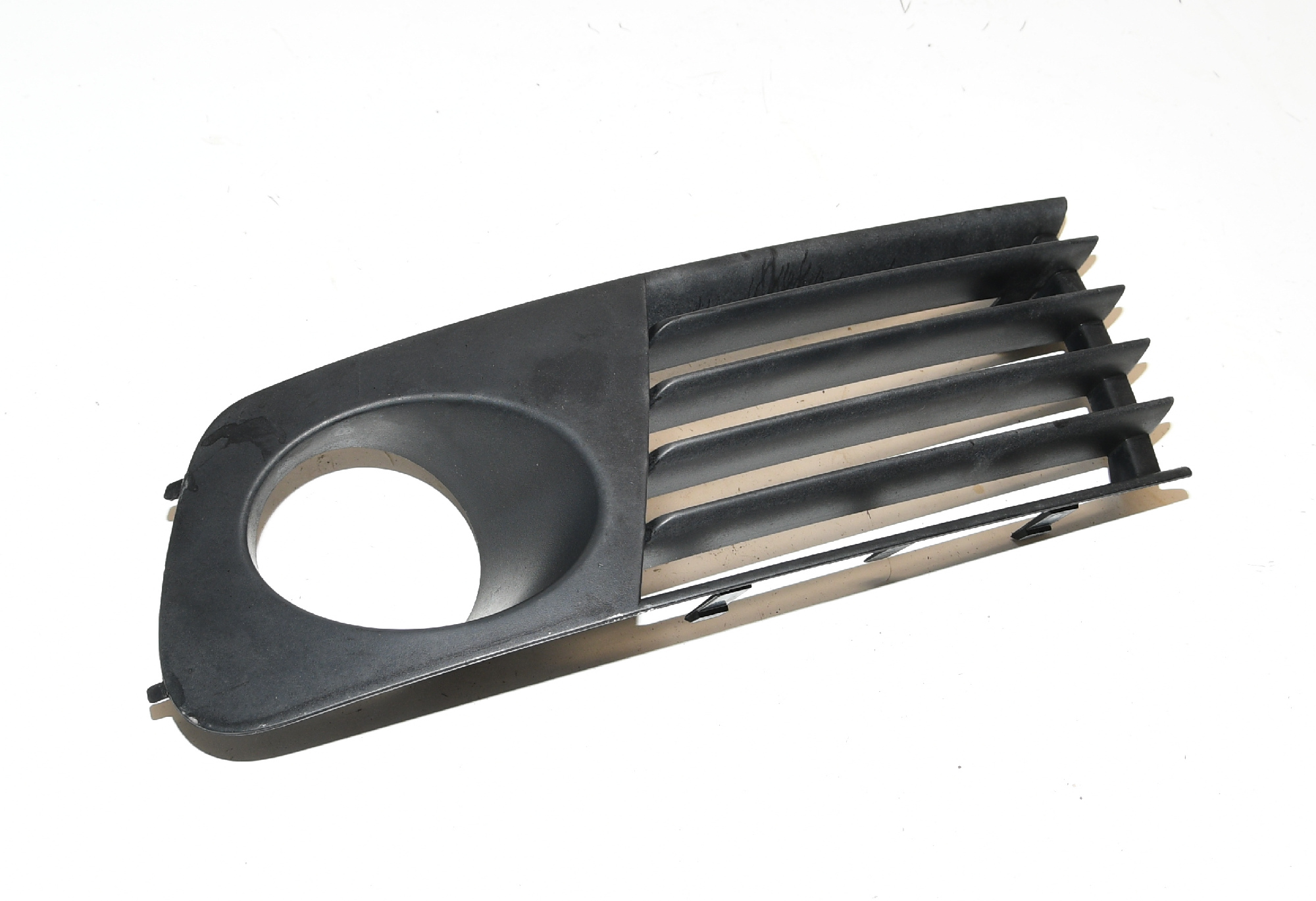 Lüftungsgitter Stoßstange Nebelscheinwerfer  6L0853665A 9B9 satinschwarz Seat 